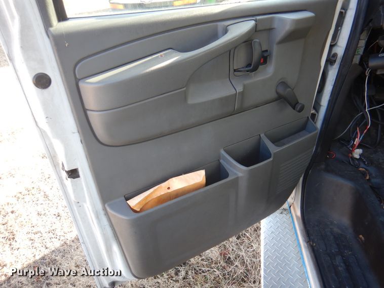 image for item HW9859 2010 Chevrolet Express  shuttle bus