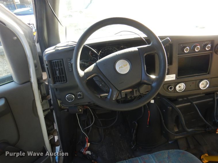 image for item HW9859 2010 Chevrolet Express  shuttle bus