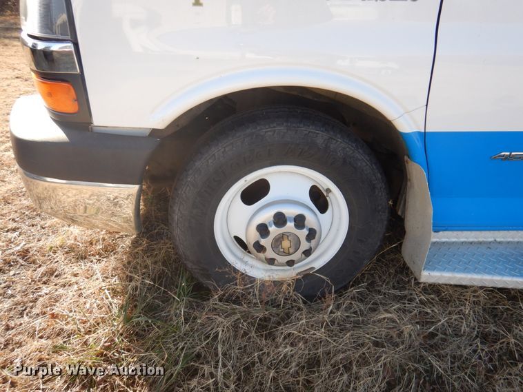 image for item HW9859 2010 Chevrolet Express  shuttle bus