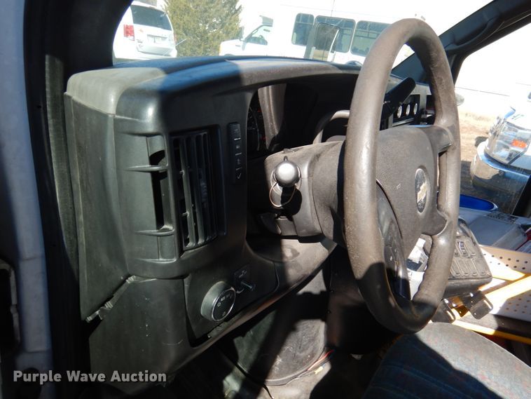 image for item HW9860 2010 Chevrolet Express  shuttle bus