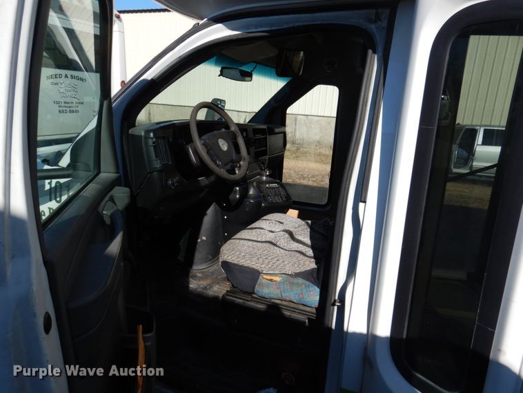 image for item HW9862 2010 Chevrolet Express  shuttle bus