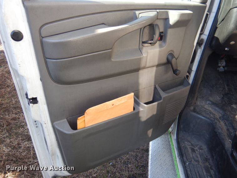 image for item HW9862 2010 Chevrolet Express  shuttle bus