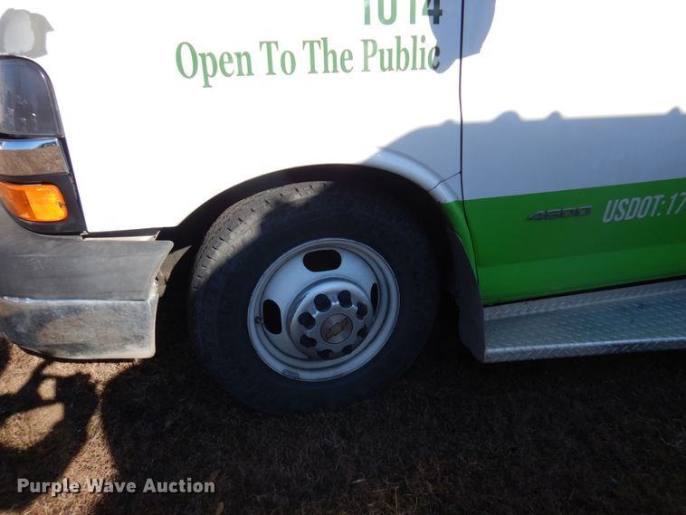 image for item HW9862 2010 Chevrolet Express  shuttle bus