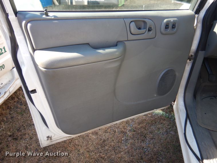 image for item HW9865 2005 Dodge Grand Caravan  van