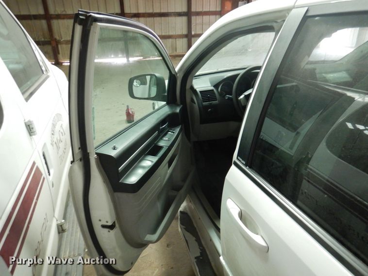image for item HW9867 2010 Dodge Grand Caravan  van