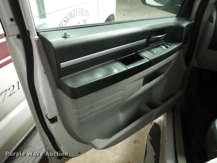 image for item HW9867 2010 Dodge Grand Caravan  van