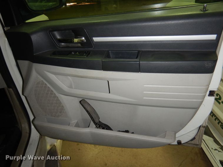 image for item HW9867 2010 Dodge Grand Caravan  van