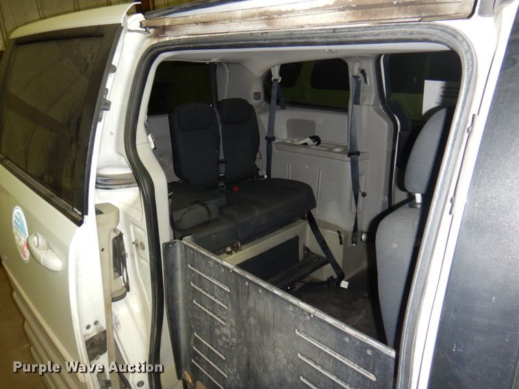 image for item HW9867 2010 Dodge Grand Caravan  van