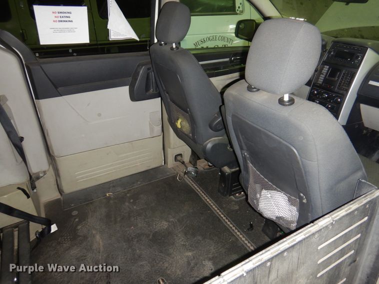 image for item HW9867 2010 Dodge Grand Caravan  van