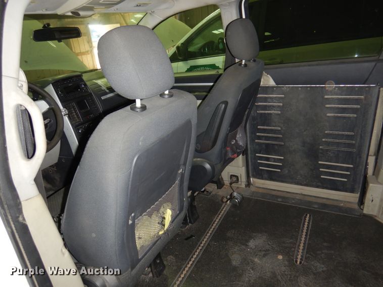 image for item HW9867 2010 Dodge Grand Caravan  van