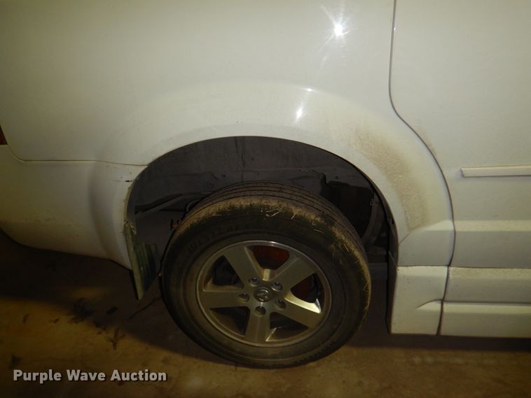image for item HW9867 2010 Dodge Grand Caravan  van