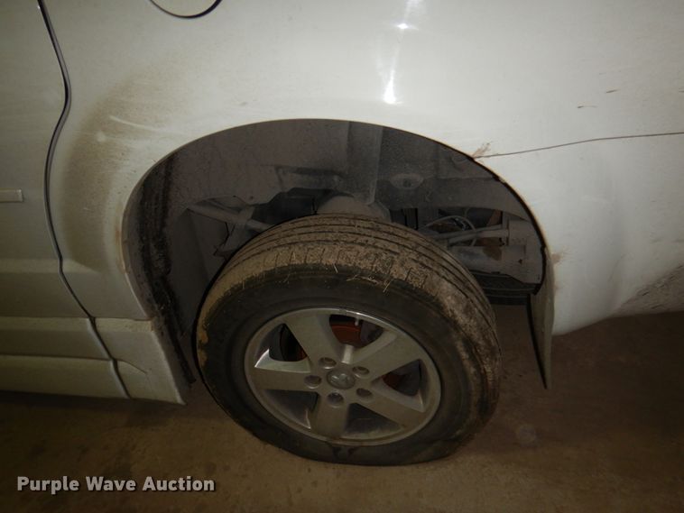 image for item HW9867 2010 Dodge Grand Caravan  van