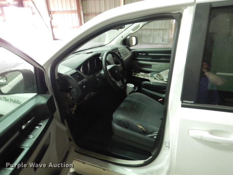 image for item HW9868 2010 Dodge Grand Caravan  van