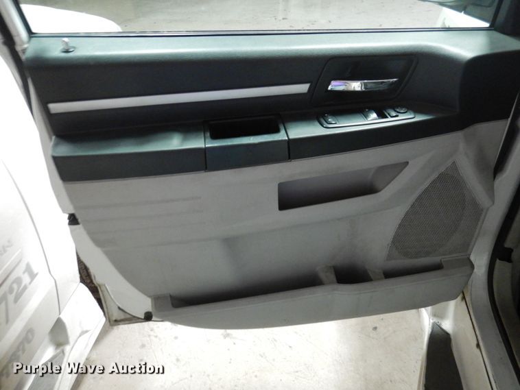 image for item HW9868 2010 Dodge Grand Caravan  van