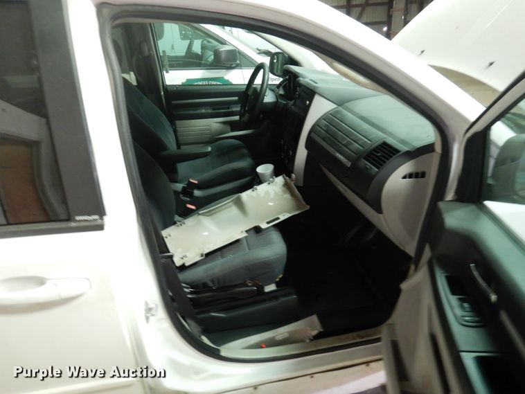 image for item HW9868 2010 Dodge Grand Caravan  van