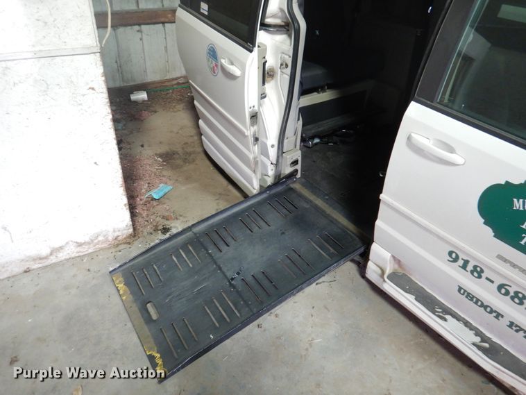 image for item HW9868 2010 Dodge Grand Caravan  van