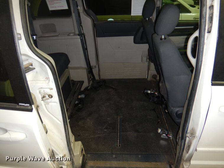 image for item HW9868 2010 Dodge Grand Caravan  van