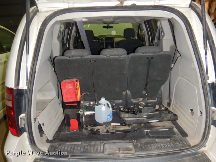 image for item HW9868 2010 Dodge Grand Caravan  van