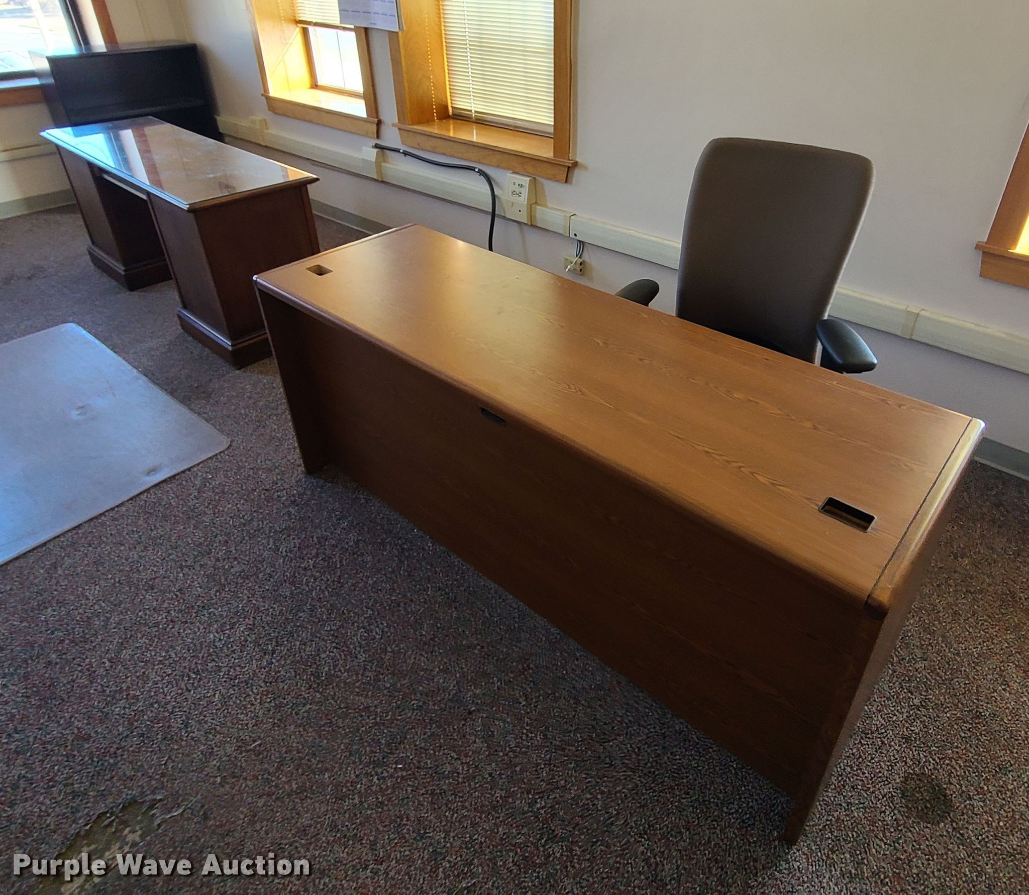Office furniture in Kansas City, MO Item FW9633 sold Purple Wave