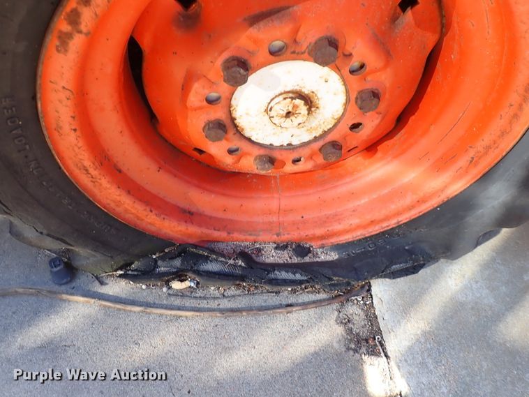 image for item DJ0036 1976 Bobcat 520  skid steer loader