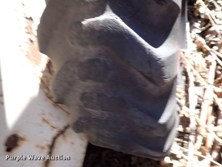 image for item DJ0036 1976 Bobcat 520  skid steer loader