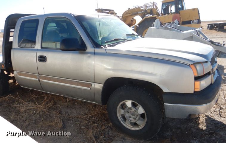 image for item DJ4918 2003 Chevrolet Silverado 1500  Ext. Cab flatbed pickup truck