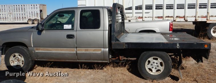 image for item DJ4918 2003 Chevrolet Silverado 1500  Ext. Cab flatbed pickup truck