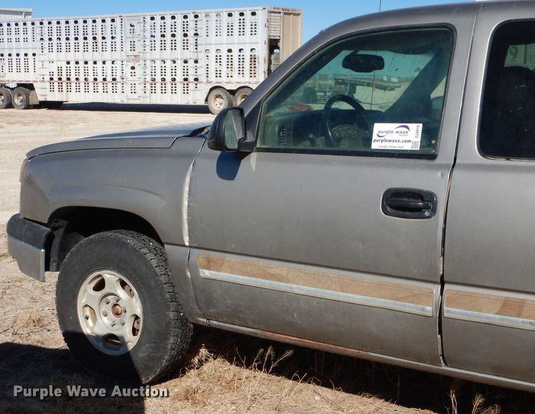 image for item DJ4918 2003 Chevrolet Silverado 1500  Ext. Cab flatbed pickup truck