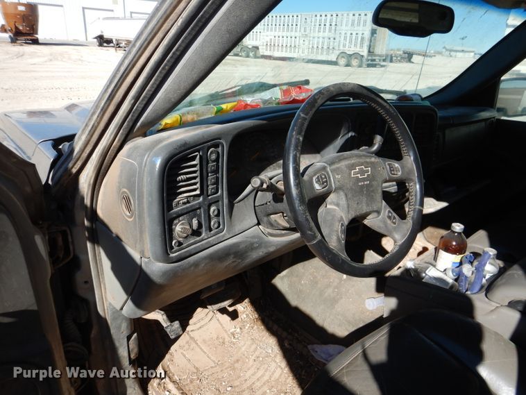 image for item DJ4918 2003 Chevrolet Silverado 1500  Ext. Cab flatbed pickup truck