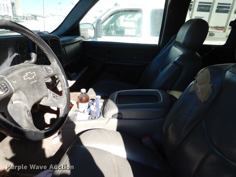 image for item DJ4918 2003 Chevrolet Silverado 1500  Ext. Cab flatbed pickup truck