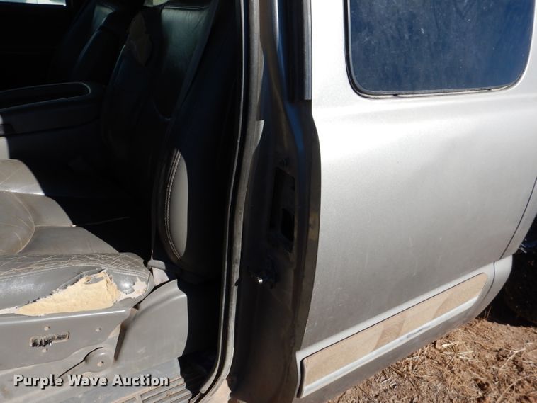 image for item DJ4918 2003 Chevrolet Silverado 1500  Ext. Cab flatbed pickup truck