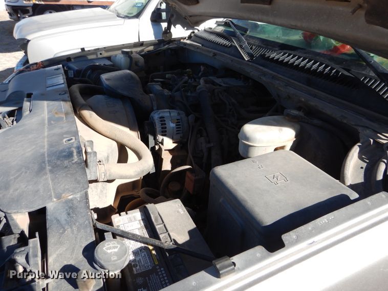 image for item DJ4918 2003 Chevrolet Silverado 1500  Ext. Cab flatbed pickup truck