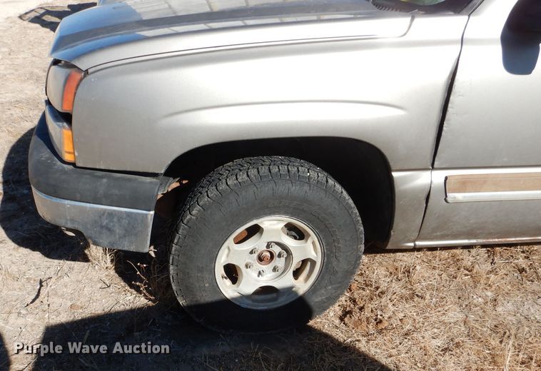 image for item DJ4918 2003 Chevrolet Silverado 1500  Ext. Cab flatbed pickup truck