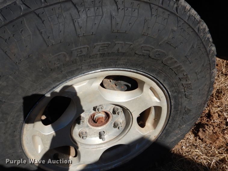 image for item DJ4918 2003 Chevrolet Silverado 1500  Ext. Cab flatbed pickup truck