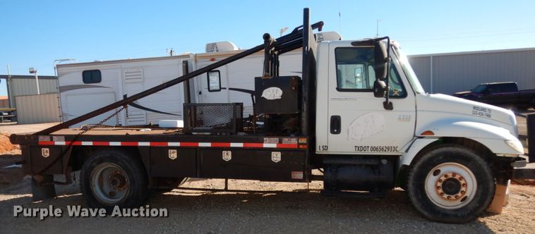 image for item DJ8212 2004 International 4300  winch truck