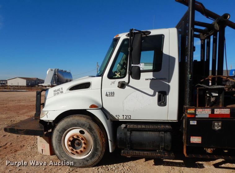 image for item DJ8212 2004 International 4300  winch truck