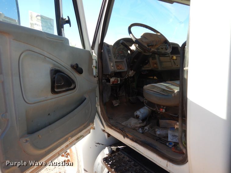 image for item DJ8212 2004 International 4300  winch truck