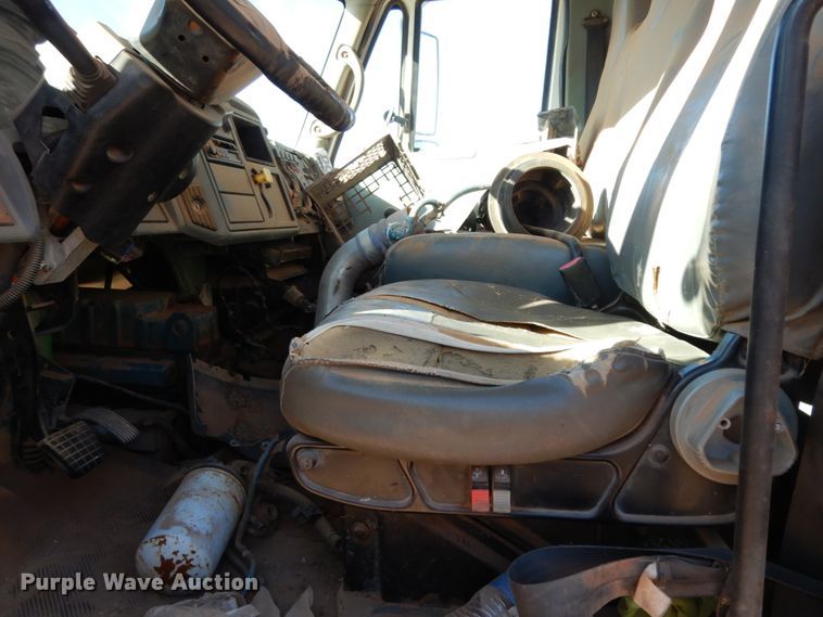 image for item DJ8212 2004 International 4300  winch truck