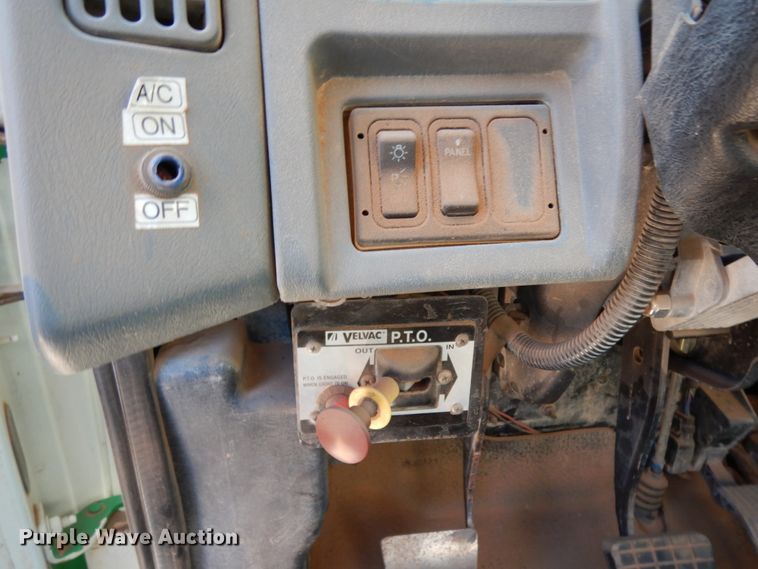 image for item DJ8212 2004 International 4300  winch truck