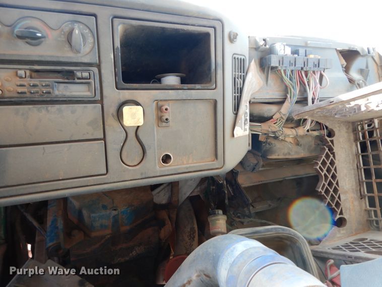 image for item DJ8212 2004 International 4300  winch truck