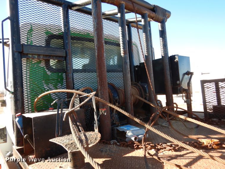 image for item DJ8212 2004 International 4300  winch truck