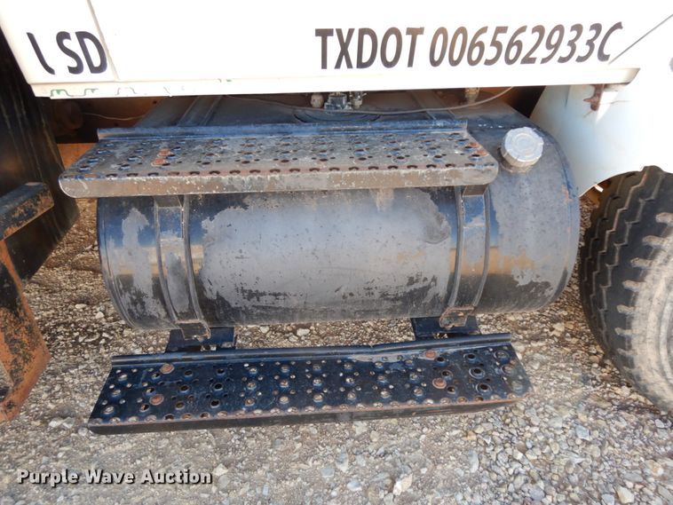 image for item DJ8212 2004 International 4300  winch truck