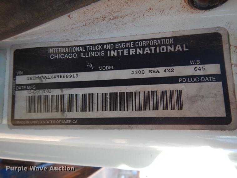 image for item DJ8212 2004 International 4300  winch truck