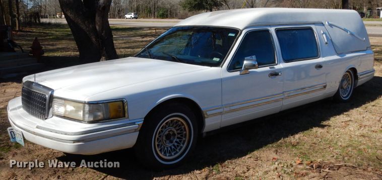 image for item DJ8229 1994 Lincoln Town Car hearse