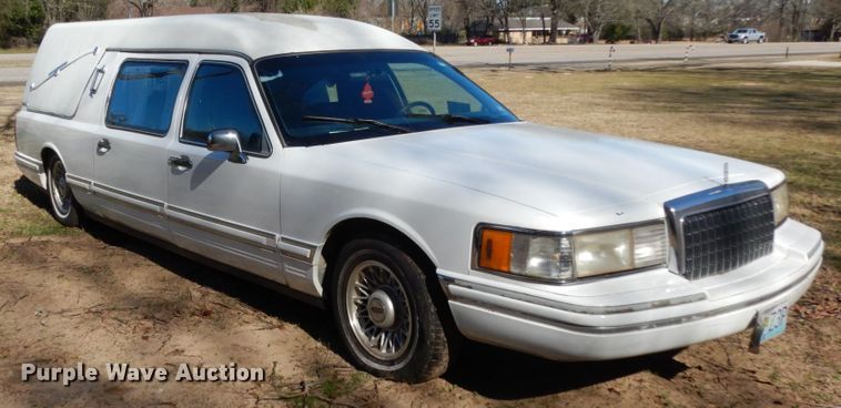image for item DJ8229 1994 Lincoln Town Car hearse