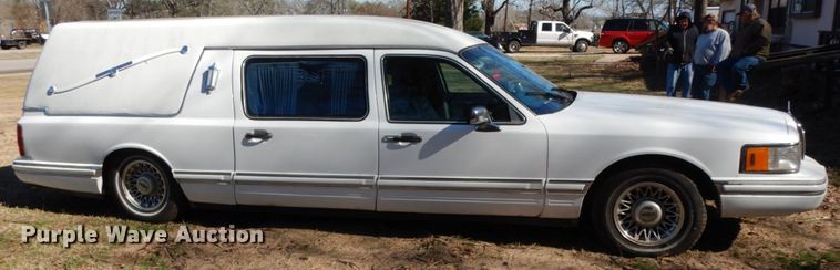 image for item DJ8229 1994 Lincoln Town Car hearse