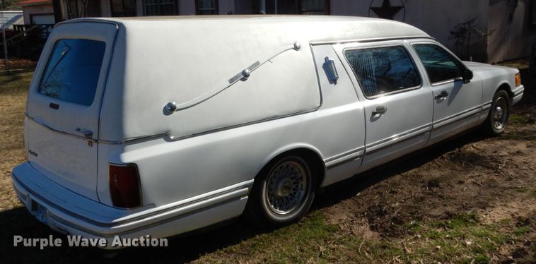 image for item DJ8229 1994 Lincoln Town Car hearse