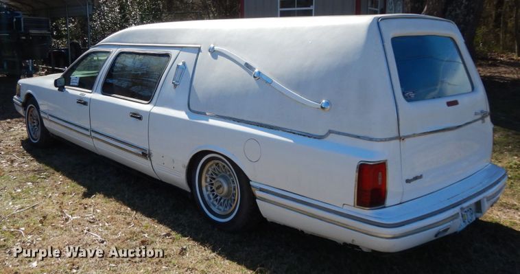 image for item DJ8229 1994 Lincoln Town Car hearse