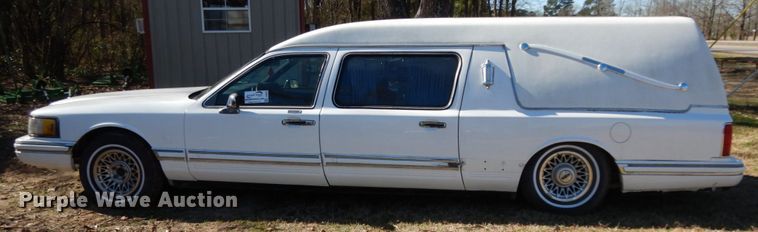 image for item DJ8229 1994 Lincoln Town Car hearse