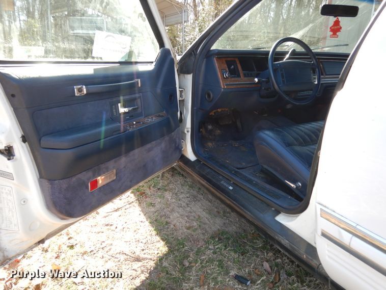 image for item DJ8229 1994 Lincoln Town Car hearse